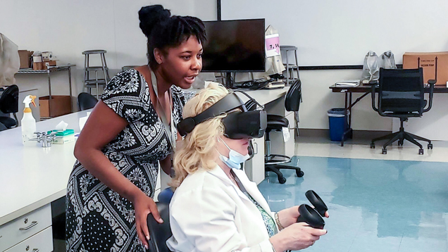 Person guiding the other on to look on a case via virtual reality