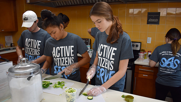 NSU students volunteer to prepare meals for families in need